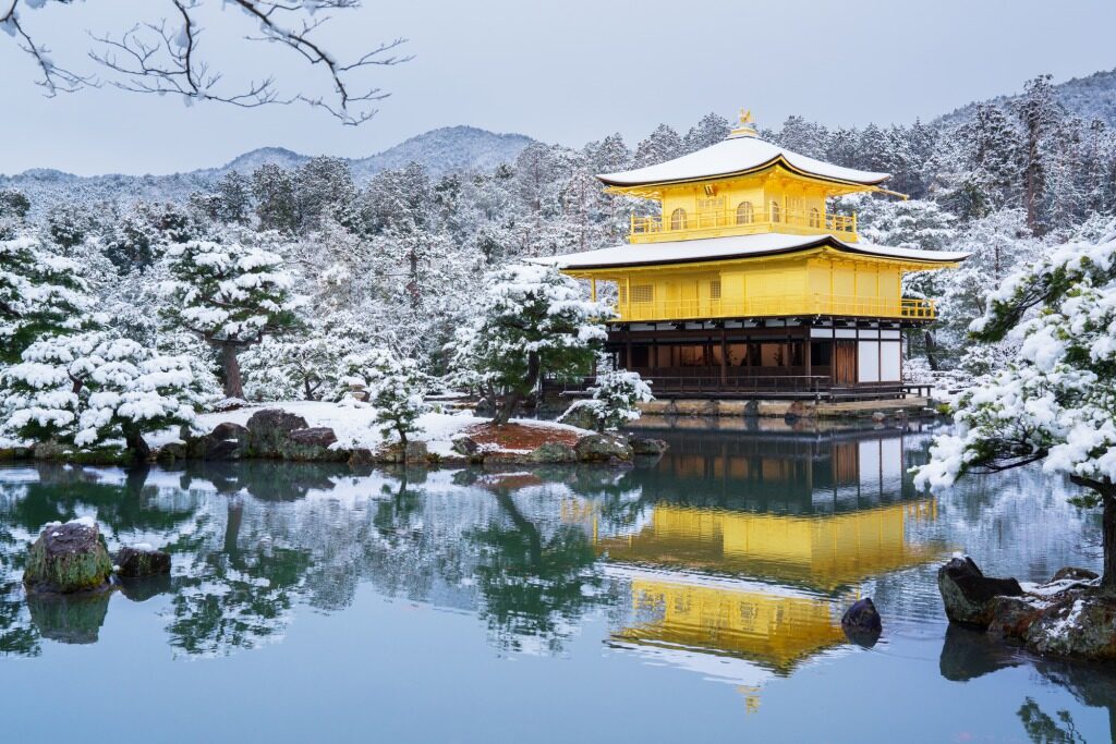 金閣寺の雪景色